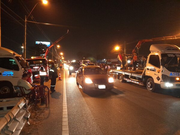 Diario HOY | Camioneros y grueros siguen manifestados en la zona del ex Aratiri