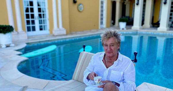 La Nación / “Mi Ferrari no puede pasar por aquí”, dijo Rod Stewart mientras tapaba baches