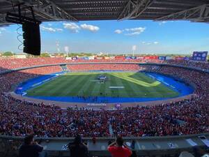 Crónica / Cerristas sacaron a patadas a un ¿Olimpista? de La Nueva Olla