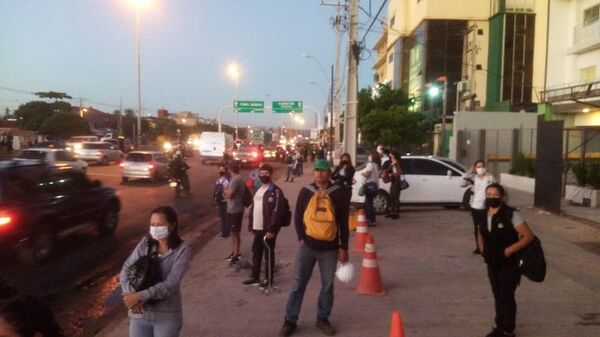 El bus gratuito “viene con el Metrobus”, dicen pasajeros hartos de esperar transporte - Nacionales - ABC Color