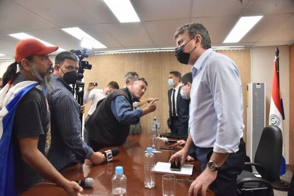 No hay acuerdo y exigen a Petropar reducir G. 400 por litro para todos - Radio Imperio