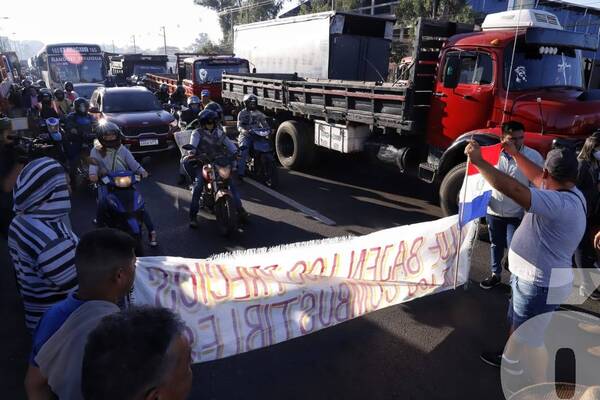 Crónica / [Galeria] Cierre de rutas: 12/8 nomás, el tráfico está de terror