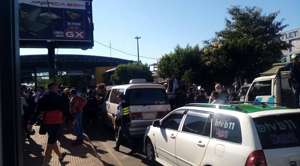 Manifestantes cierran el Puente de la Amistad - Noticiero Paraguay