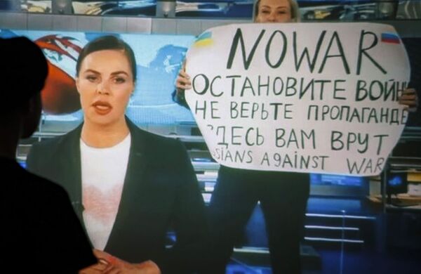 Periodista interrumpe en noticiero central de Rusia con proclamas contra la guerra - Mundo - ABC Color