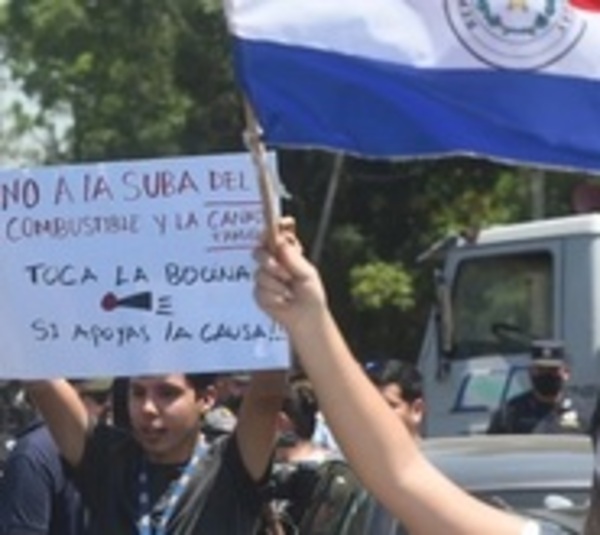 Camioneros exigen reducción de G. 1.500 en combustibles - Paraguay.com