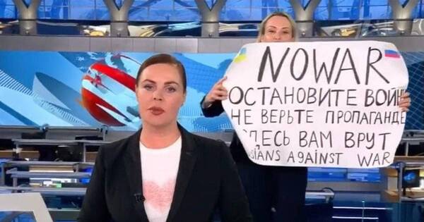 La Nación / Mujer irrumpió en el telediario más visto de Rusia