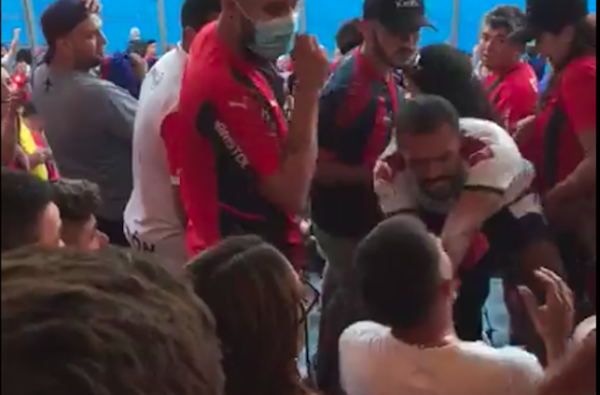 Hinchas de Cerro sacan a patadas a supuesto olimpista de las gradas