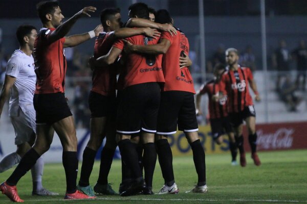 El Gumarelo goleó al Tricolor y se ubica como único puntero