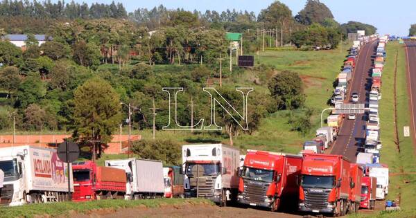 La Nación / Cierre en el km 30 genera fila de 2 kilómetros sobre Ruta PY02