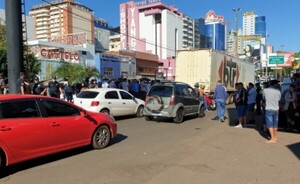 Paso por el Puente de la Amistad es intermitente y selectivo