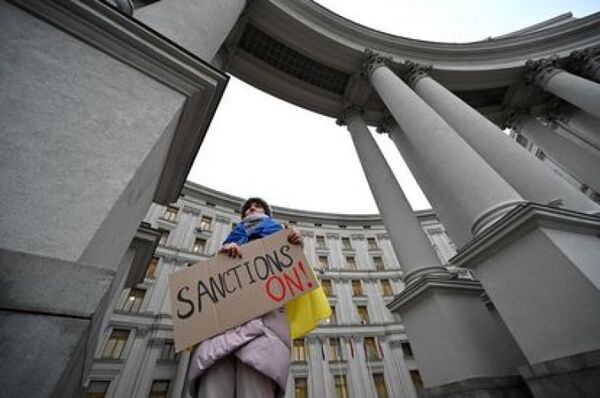 La Unión Europea prohibió los productos de lujo rusos y sancionó a Roman Abramovich y otros oligarcas cercanos a Putin