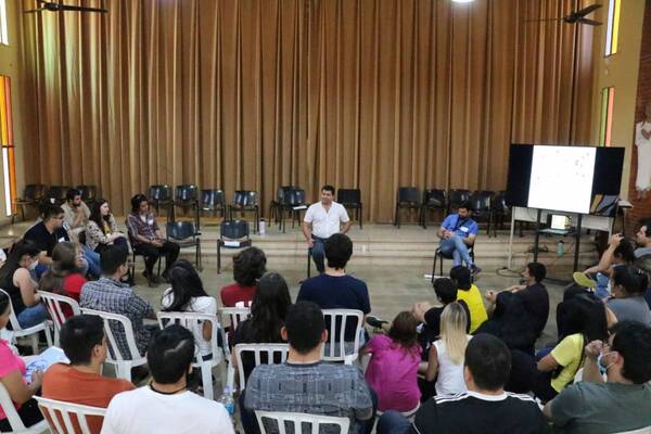 Crónica / Abrirán escuela para políticos que quieren ser parlanchines