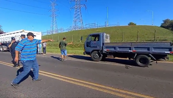 Diario HOY | Camioneros obligan a vehículos de menor porte a quedarse al costado de la ruta
