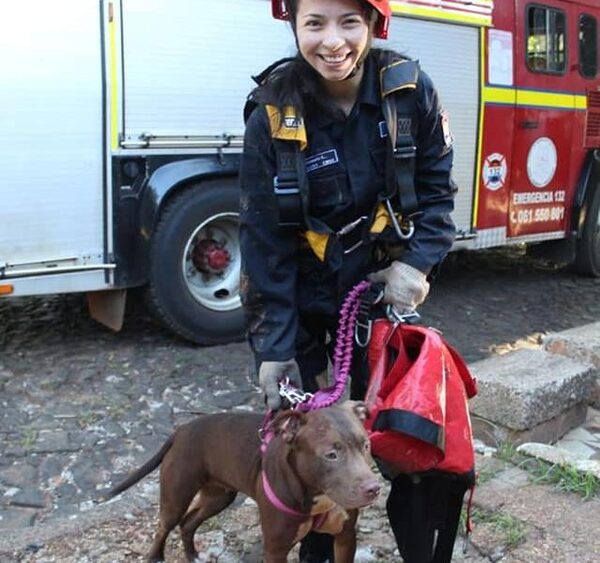 Bombera rescata a perro de profundo pozo