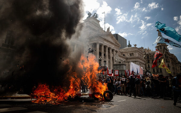 Detenidos y medidas de seguridad tras los disturbios en el Congreso en Argentina - MarketData