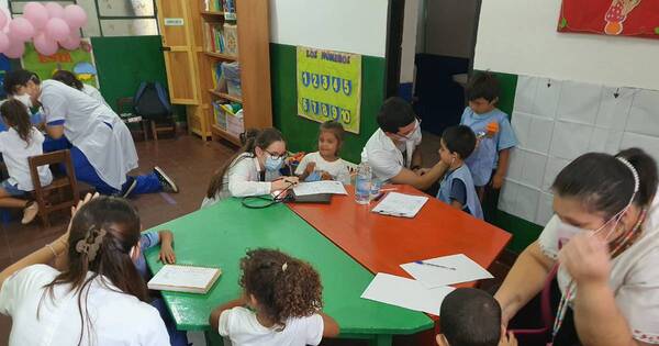 La Nación / Nueva malla curricular: estudiantes de Medicina realizan prácticas en escuelas barriales