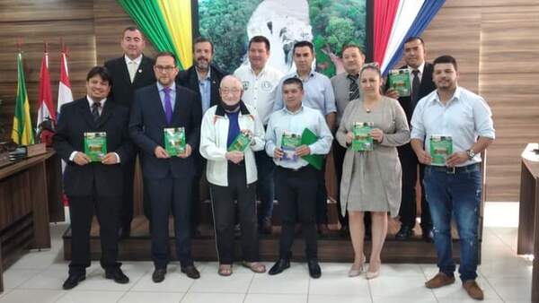Entregan libro que rememora historia de Franco a concejales
