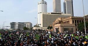 La Nación / Sri Lanka: multitud ataca oficina del presidente por alza de precios