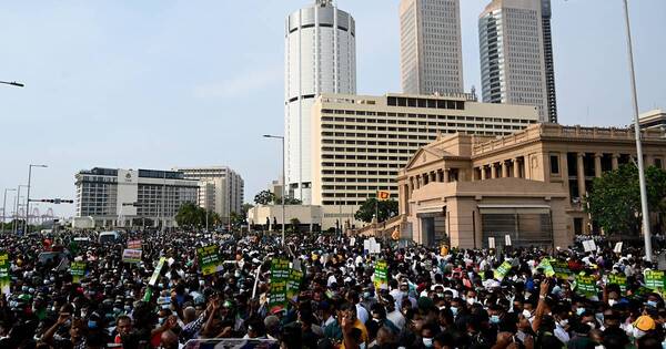 La Nación / Sri Lanka: multitud ataca oficina del presidente por alza de precios