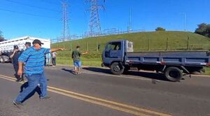 Camioneros obligan a vehículos de menor porte a quedarse al costado de la ruta