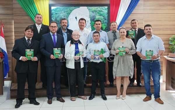 Pionero entrega a concejales su libro que contiene reseña histórica de Franco - La Clave
