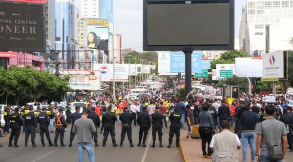 Siguen cerrando Puente de la Amistad por suba de combustibles – Prensa 5