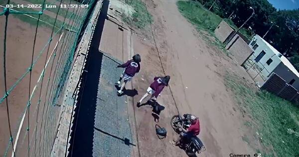 La Nación / Motoasaltante despojó de sus pertenencias a dos colegiantes en Ñemby