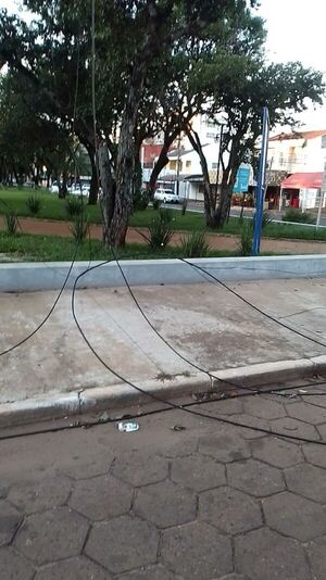 Denuncian que cable suelto casi provoca accidente