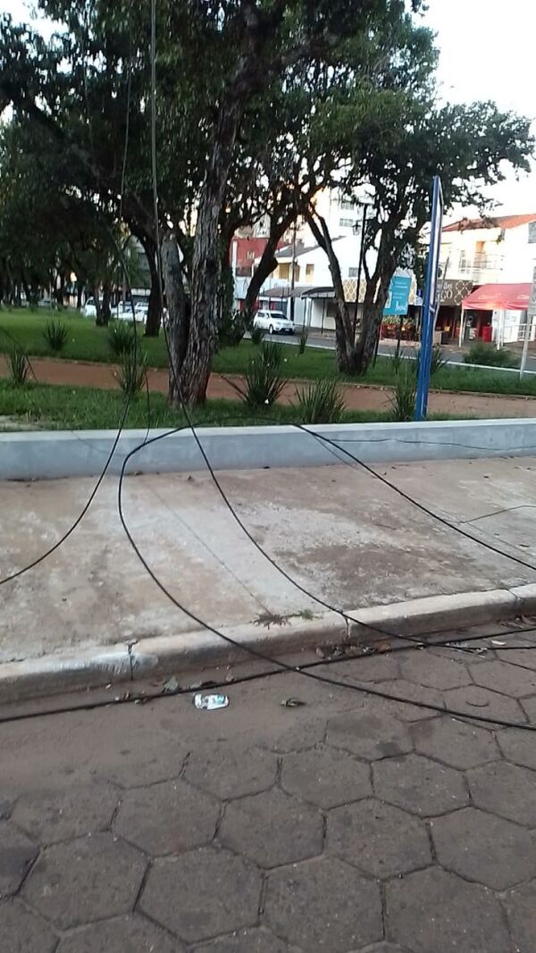 Denuncian que cable suelto casi provoca accidente