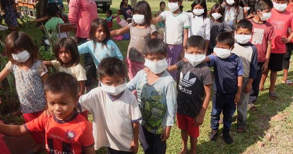 La Nación / Escolares nativos dan clases con materiales que incorporan su lengua materna