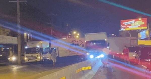 La Nación / Bloqueo contra la suba del combustible se trasladó a Leopardi y Mariscal Estigarribia