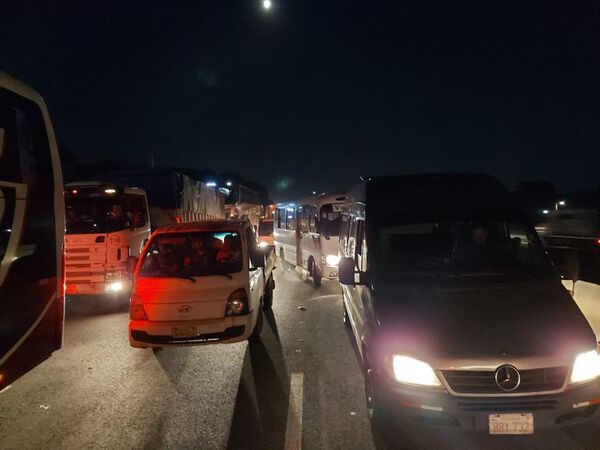 Suba de combustibles: Bloqueos de rutas continúan en modo de protesta - Nacionales - ABC Color