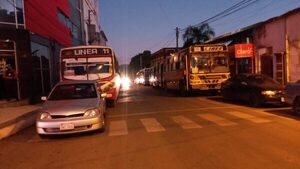 San Lorenzo: Internos de pasajeros montan "guardia" en cuadra de la municipalidad » San Lorenzo PY