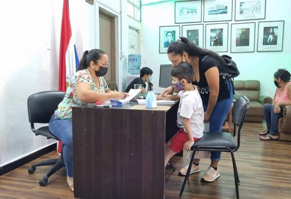 Consulado Paraguayo en Posadas asiste a 140 compatriotas para renovación de cédulas