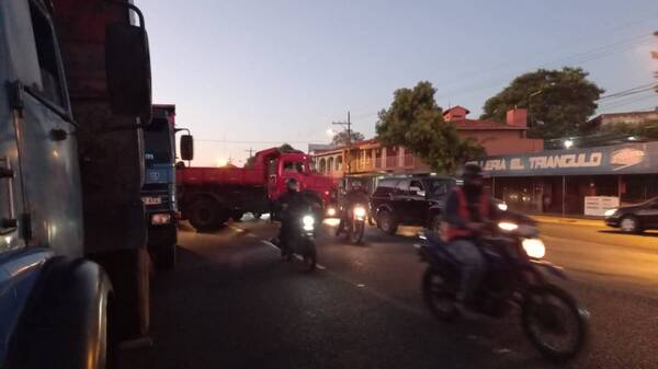 Crónica / [Video] Haku la yvy: bloquean todo para que bajen combustibles