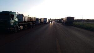 Tercer día de protesta de camioneros en la Ruta PY05 por la suba de precios del combustible - Radio Imperio