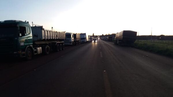 Tercer día de protesta de camioneros en la Ruta PY05 por la suba de precios del combustible - Radio Imperio
