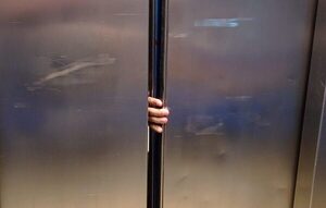 Terror en shopping: ¡Cayó ascensor con gente dentro!