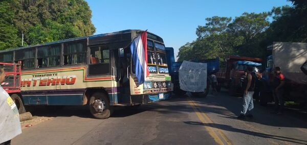 Caos vehicular por cierre de ruta PY 01 en zona de acceso a Itá - Nacionales - ABC Color