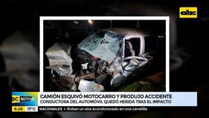 Camión esquivó a motocarro y produjo accidente La conductora del automóvil quedó herida tras impacto - ABC Noticias - ABC Color