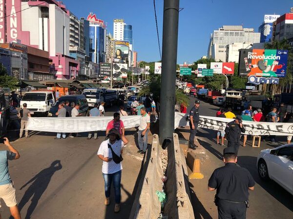 Reinician cierre de paso fronterizo en Ciudad del Este - ABC en el Este - ABC Color