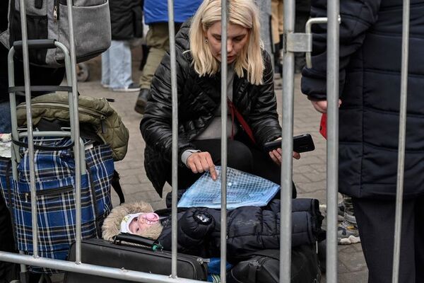Guerra Rusia - Ucrania: ciudades polacas, desbordadas por llegada de refugiados - Mundo - ABC Color