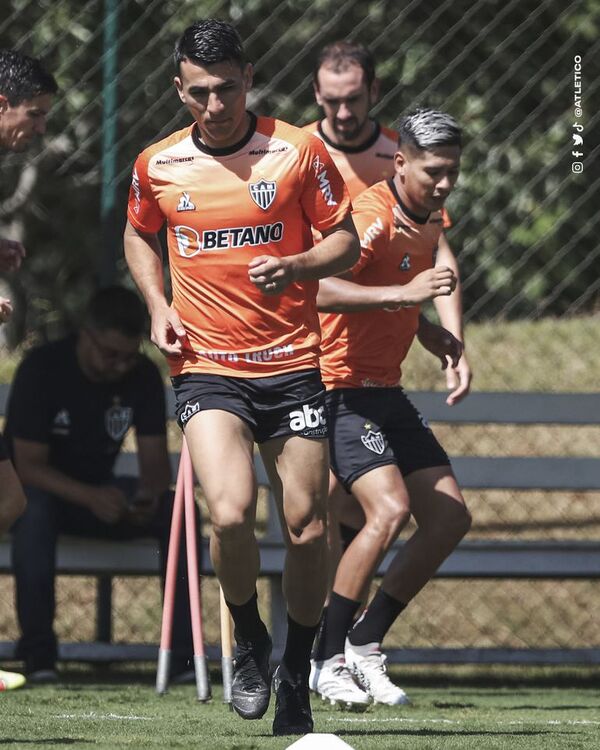 El gesto de Diego Godín para con Junior Alonso en el Atlético Mineiro - Fútbol Internacional - ABC Color