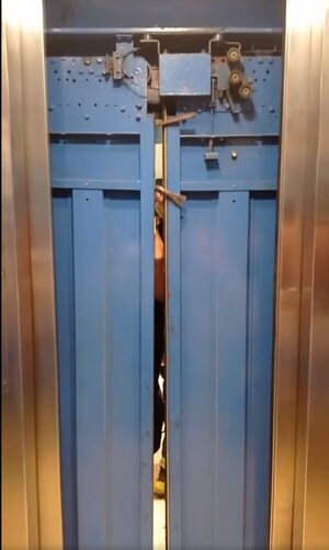 Familia denuncia incidente en ascensor de centro comercial capitalino - Nacionales - ABC Color