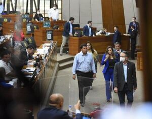 Diputados: Oficialistas y opositores se retiran de sesión ante falta de votos para juicio político