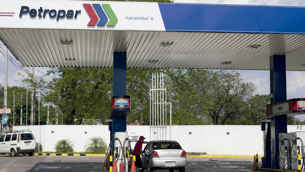 Gobierno baja precio del combustible de PETROPAR y pide celeridad para crear fondo de estabilización