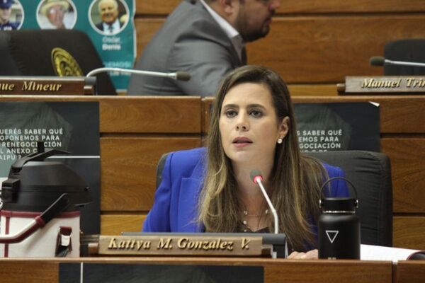 Diputados pro juicio político se retiran al ver que no tienen votos contra Quiñónez