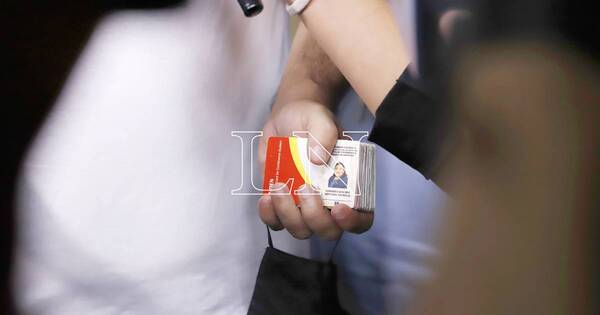 La Nación / Denuncian que retuvieron tarjetas de diputados para evitar que ingresen a la sesión