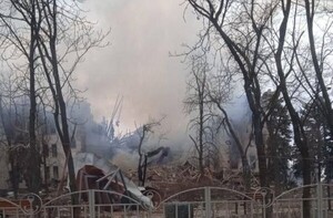 Rusia bombardeó un teatro en el que se refugiaban “cientos de civiles” - 1000 Noticias