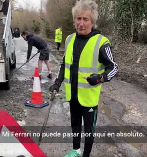 Diario HOY | Rod Stewart tapa baches: "Mi Ferrari no puede pasar por aquí" 